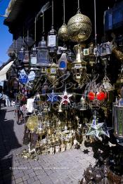 Image du Maroc Professionnelle de  Dans cette ancienne galerie du souk Semmarine, une véritable caverne d’Ali Baba à Marrakech, où l’on retrouve principalement des bazars, marchands d'objets qui font la fierté des artisans locaux. Dans ces lieus on éprouve de l’admiration pour ces produits d’artisanats du Maroc, le 15 Novembre 2005.  (Photo / Abdeljalil Bounhar)